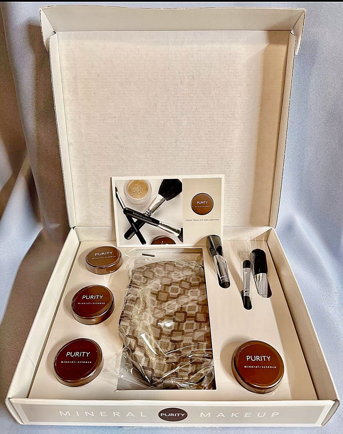 Lightweight mineral powder foundation